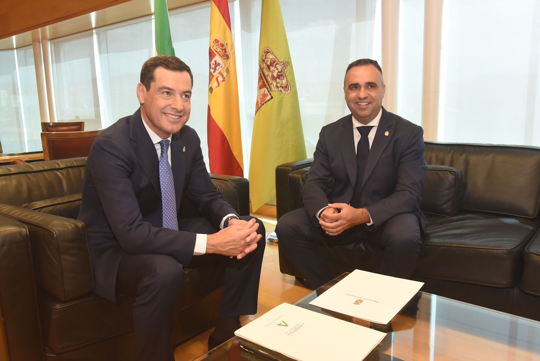 Juanma Moreno visita la Diputación de Granada para acordar sinergias entre ambas instituciones